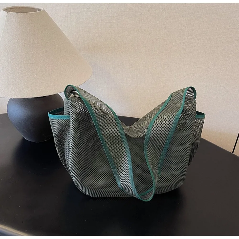 حقيبة يد شبكية مجوفة جديدة مقاومة للماء للشاطئ واللياقة البدنية حقيبة كتف ذات سعة كبيرة لتخزين السباحة حقيبة غسيل يوميًا