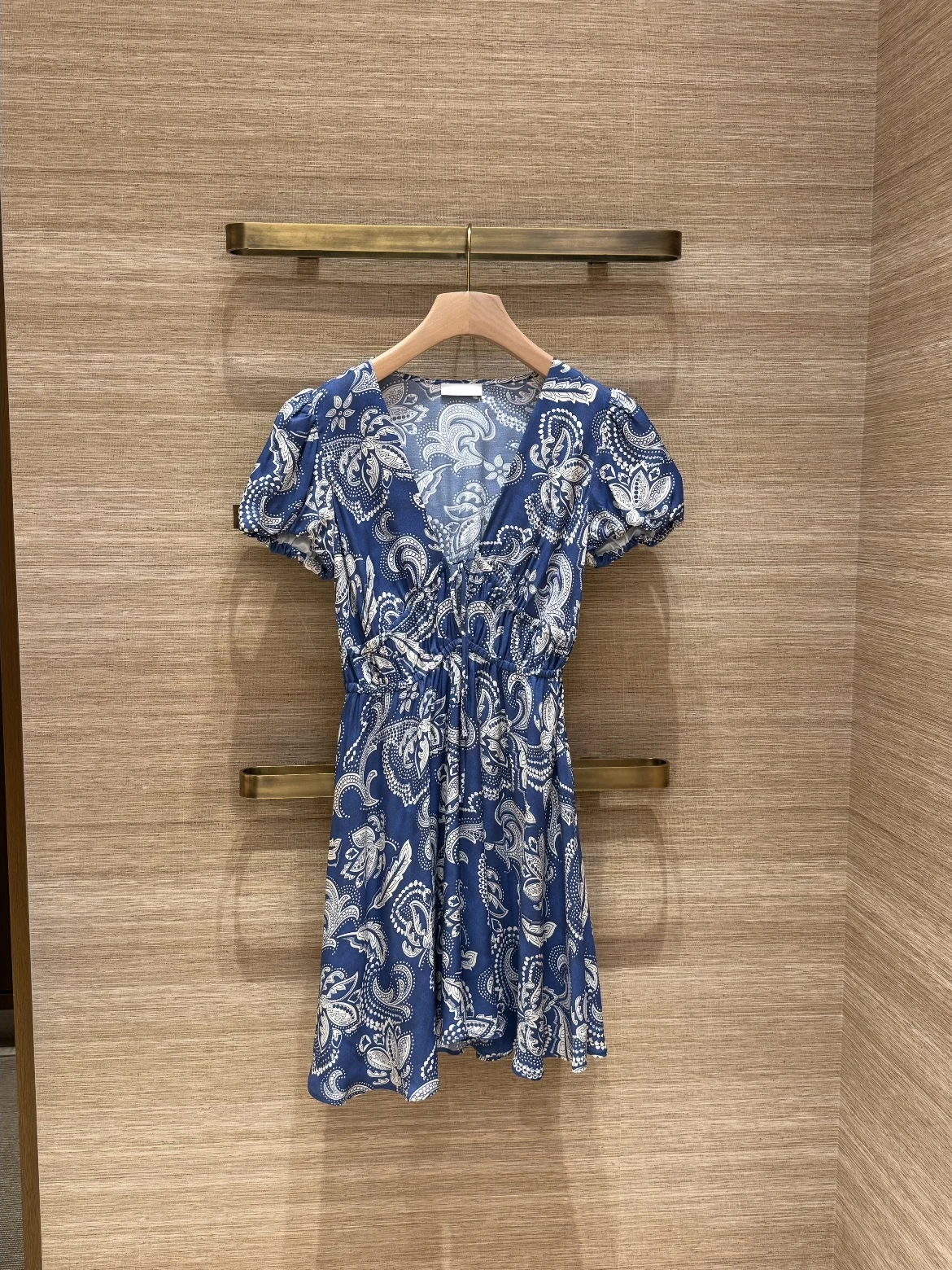 

Платье с высокой талией и принтом пейсли, с V-образным вырезом и коротким рукавом, весна 2026, праздничный стиль, женская мода, для города, путешествий, повседневное