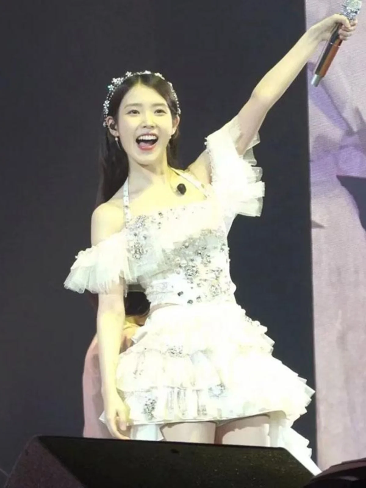 

IU Singer White Heavy Work Юбка-тортик на одно плечо Комплект из двух предметов Сценический костюм для выступлений Полиэстер Материал Этническая мода