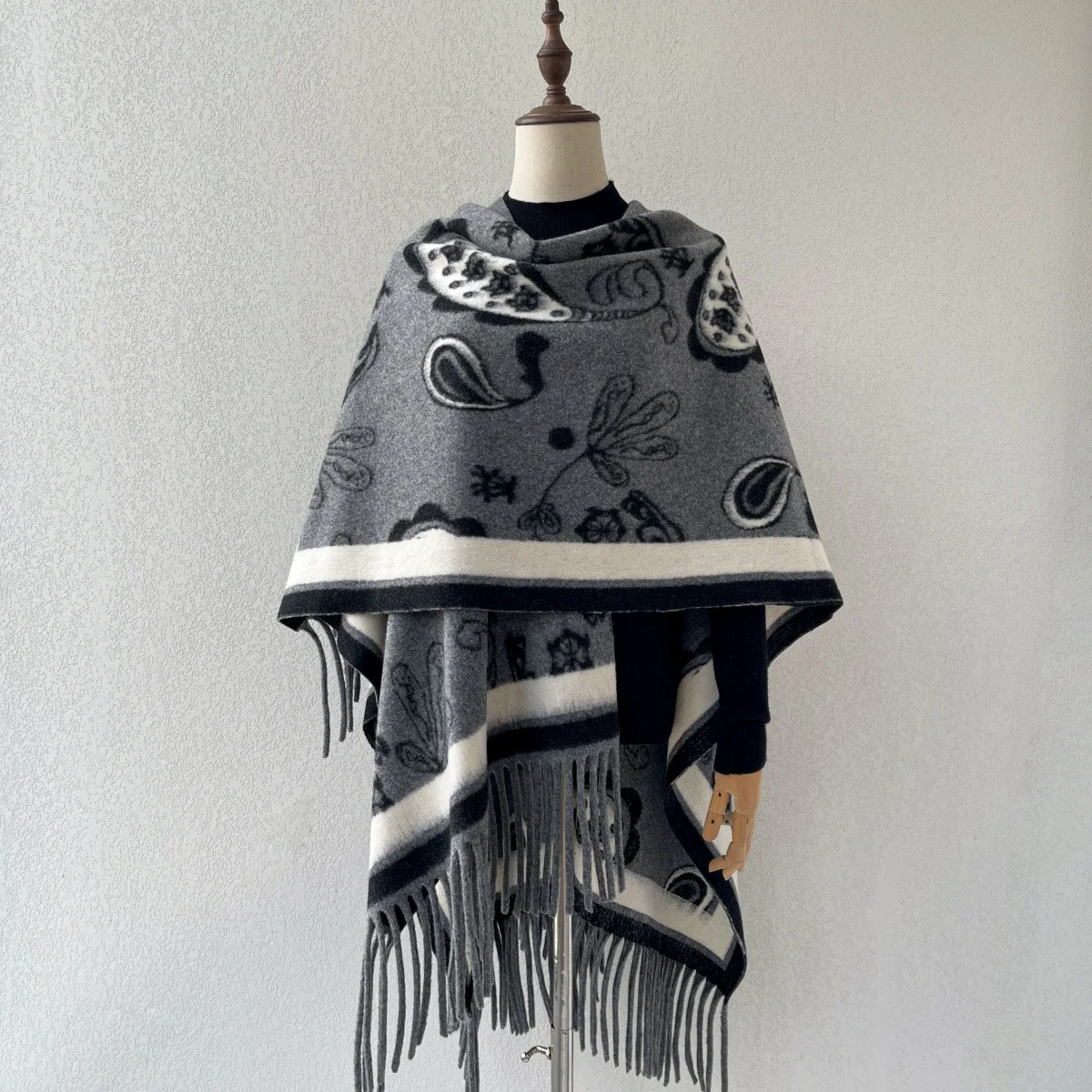 Vintage Paisley Tassel Cape Po - огляд і ціна Vintage Fashion Photos