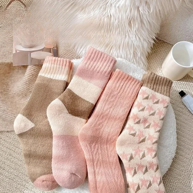 

Зимние новые стильные плотные и плюшевые женские носки средней длины, модные женские теплые носки с цветными блоками, комплект из 4 предметов