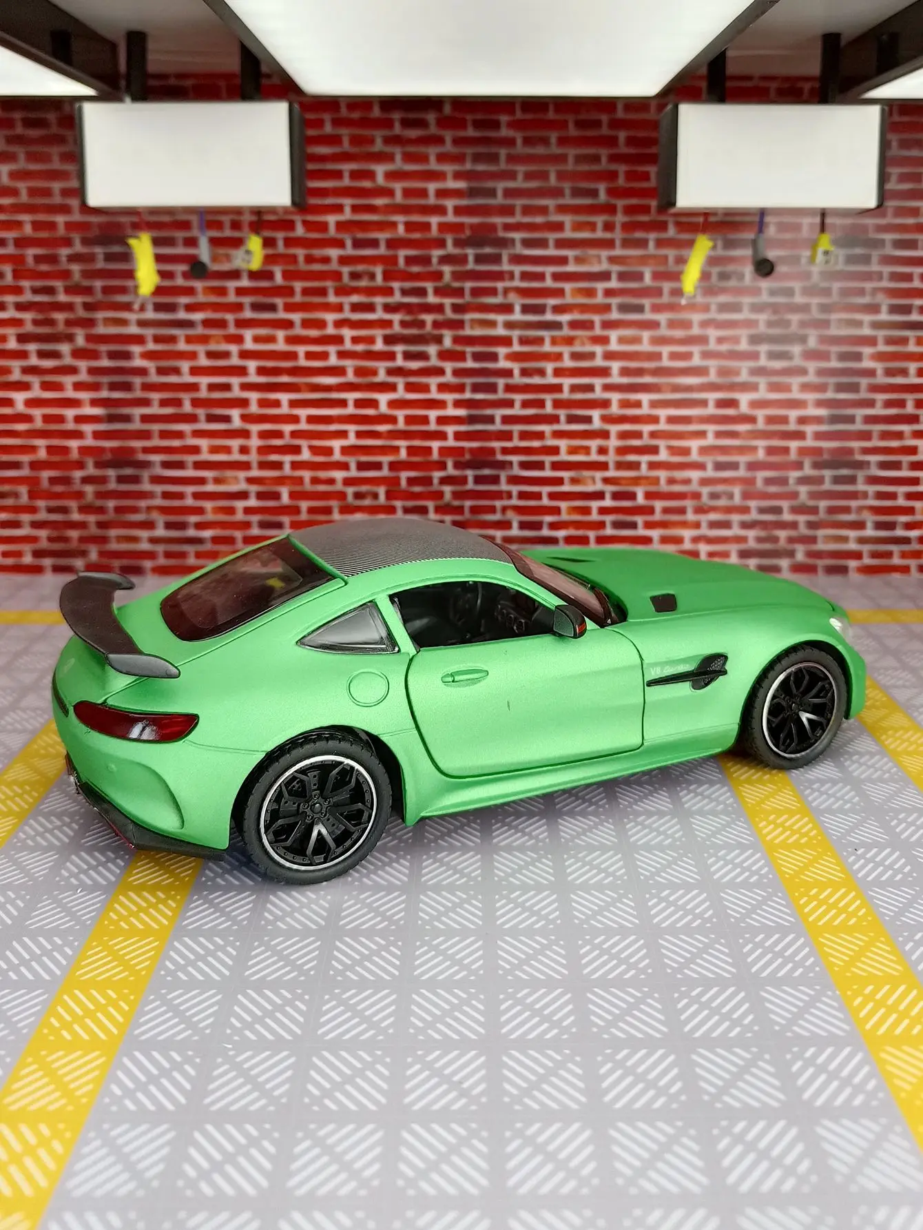 โมเดลรถซูเปอร์คาร์ Mercedes GT อัลลอยด์ ขนาด 1:24 ของเล่นตกแต่ง ประตูและฝากระโปรงหน้าเปิดได้ ท้ายรถเปิดได้ ของขวัญสุดพิเศษ