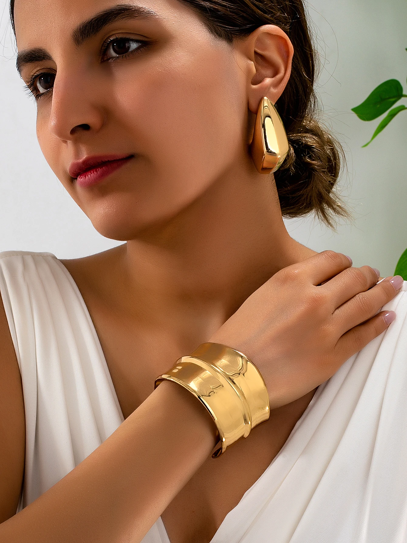 Dreiteiliges Damen-Schmuckset im Boho-Stil, schlichtes, glänzendes Metall-Armband und Ohrring-Set, verstellbares offenes Armband, geeignet für den täglichen Gebrauch, Urlaub und als Geschenk.