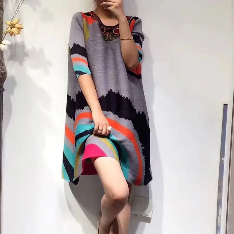 

New European and American printed loose mid length pleated dress spring and summer of 2023 o neck short sleeve dress female