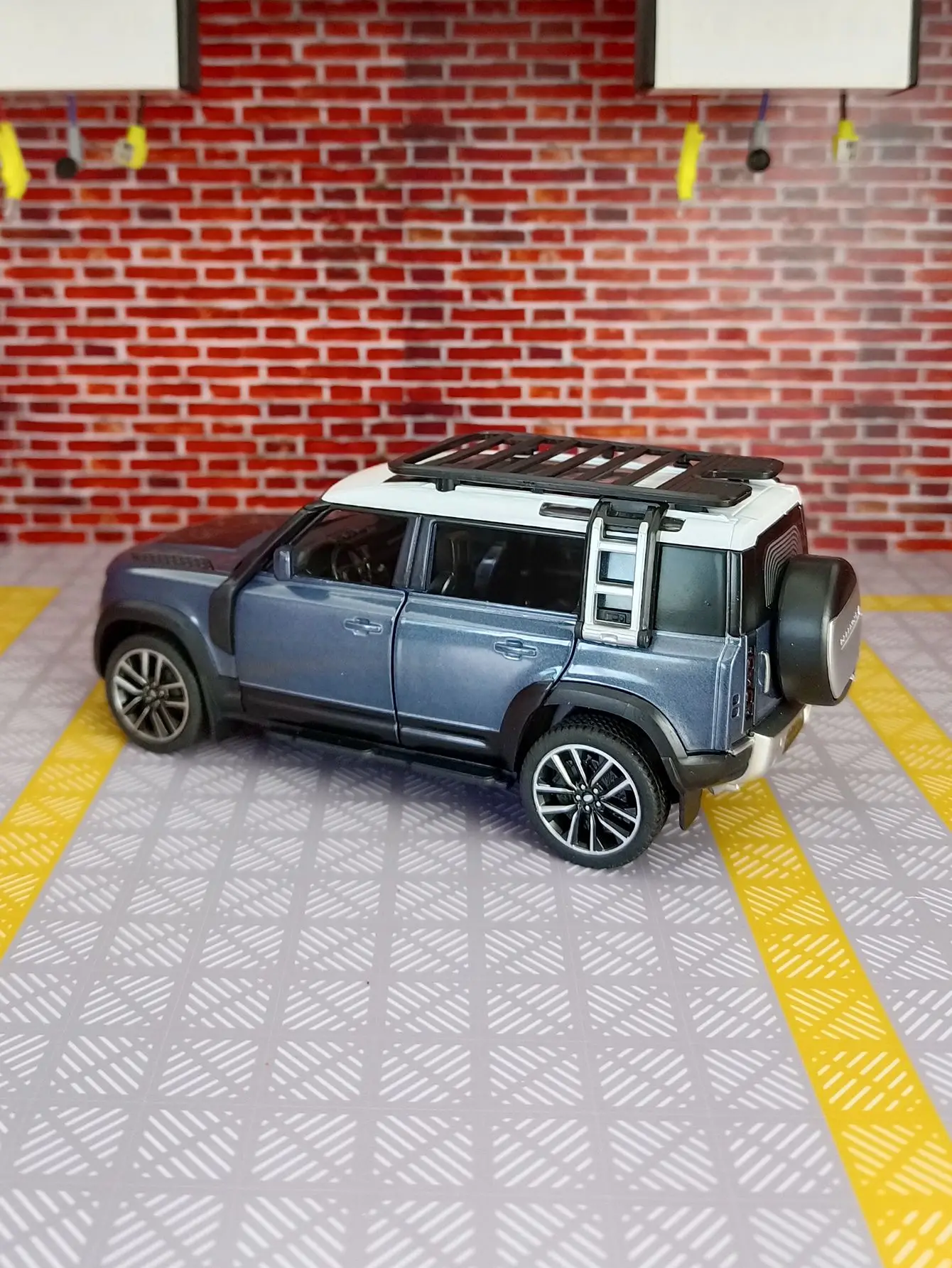 1:32 Land Rovers New Defender 110 Modello di auto Fonde sotto pressione in metallo e veicoli giocattolo con suono e luce Tirare indietro Collezione di giocattoli Regalo per bambini