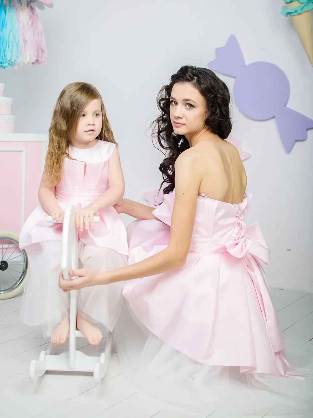 Abito da ragazza di fiori rosa e bianco per matrimonio gonfio con fiocco Primo abito da festa di compleanno eucaristico per bambini da principessa personalizzato