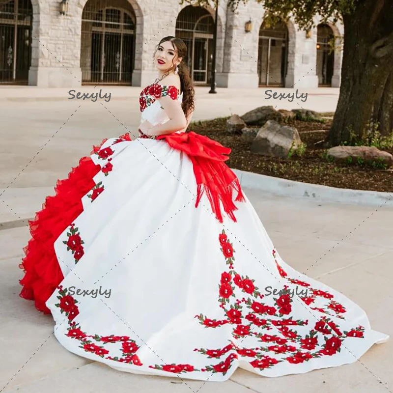 Maßgeschneidertes weißes mit rotem Charro-Quinceanera-Kleid, mexikanisches Abendkleid in Übergröße, Korsett, Organza, abgestufte Rüschen, Vestidos de 15 Jahre