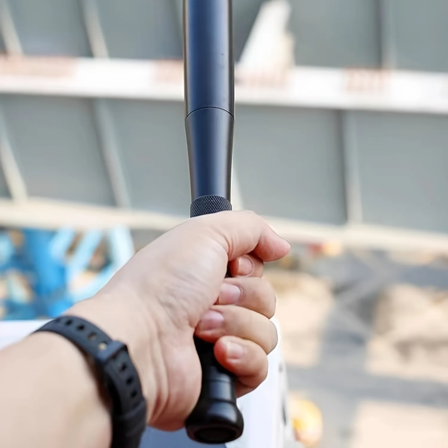 Torcia a luce forte completamente in metallo da 2 pezzi ad alta durezza Torcia a forma di mazza da baseball per esterni con regolazione a tre modalità