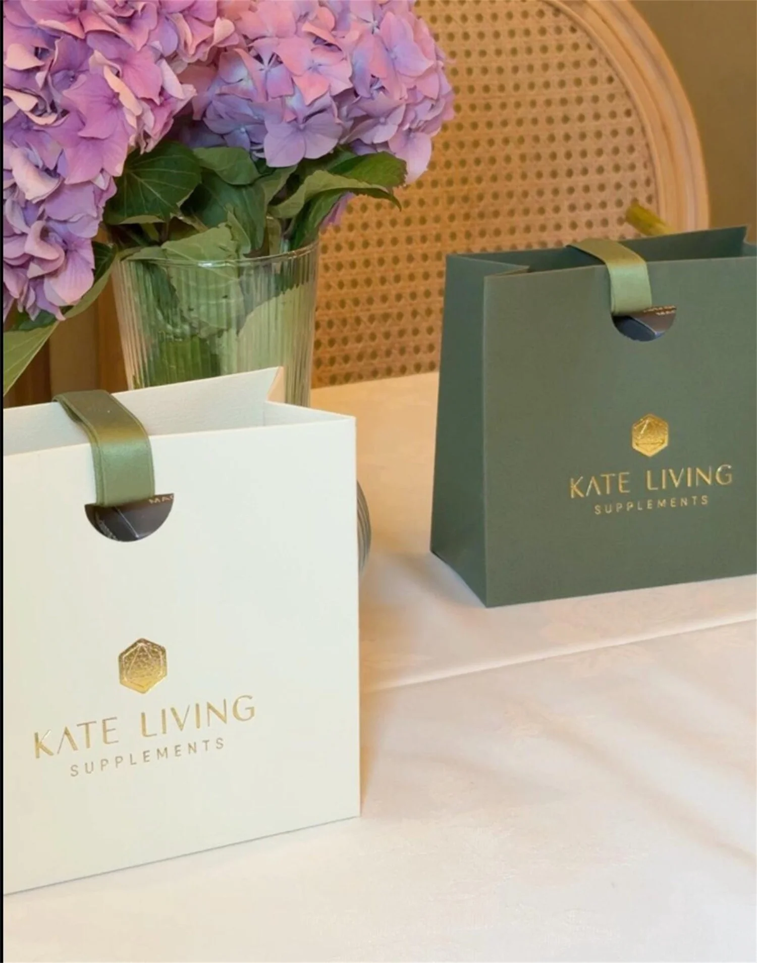 

Бумажный пакет ручной работы на заказ для косметики, одежды, сумок, ленты, хлопка, художественный логотип, упаковка для печати