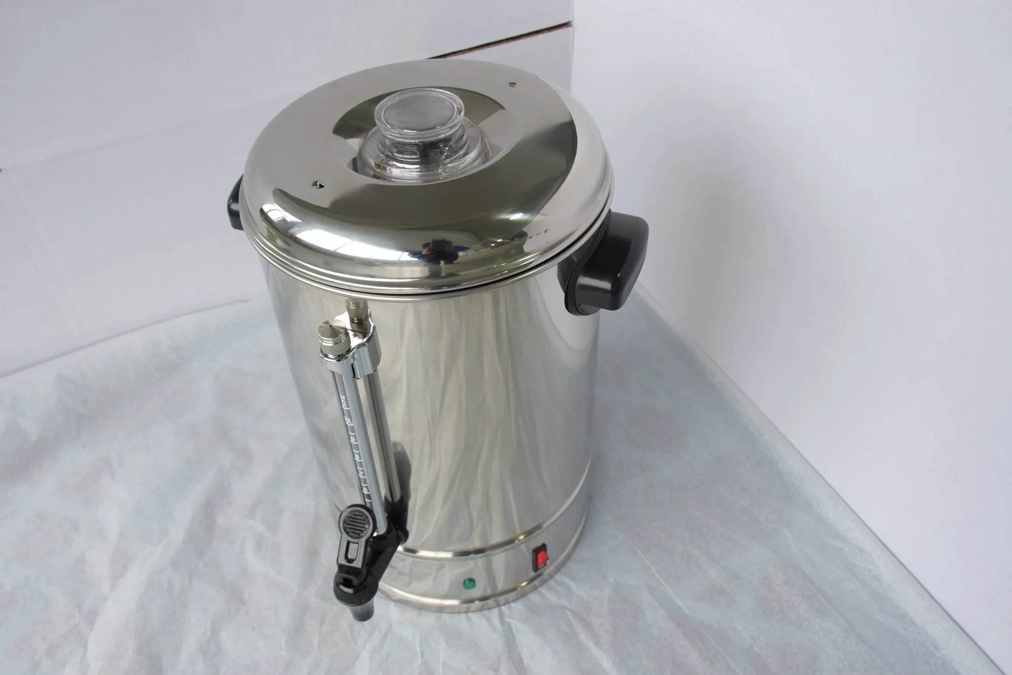 Cafeteira elétrica com equipamento buffet para servir leite e água