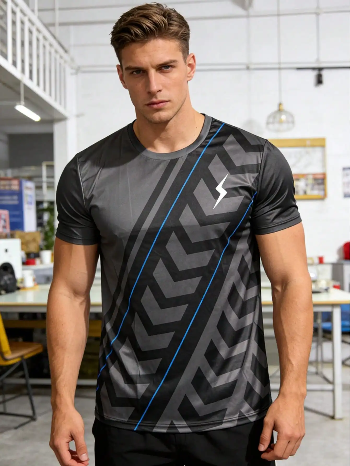 

Мужская спортивная футболка с коротким рукавом и геометрическим принтом в виде шевронов