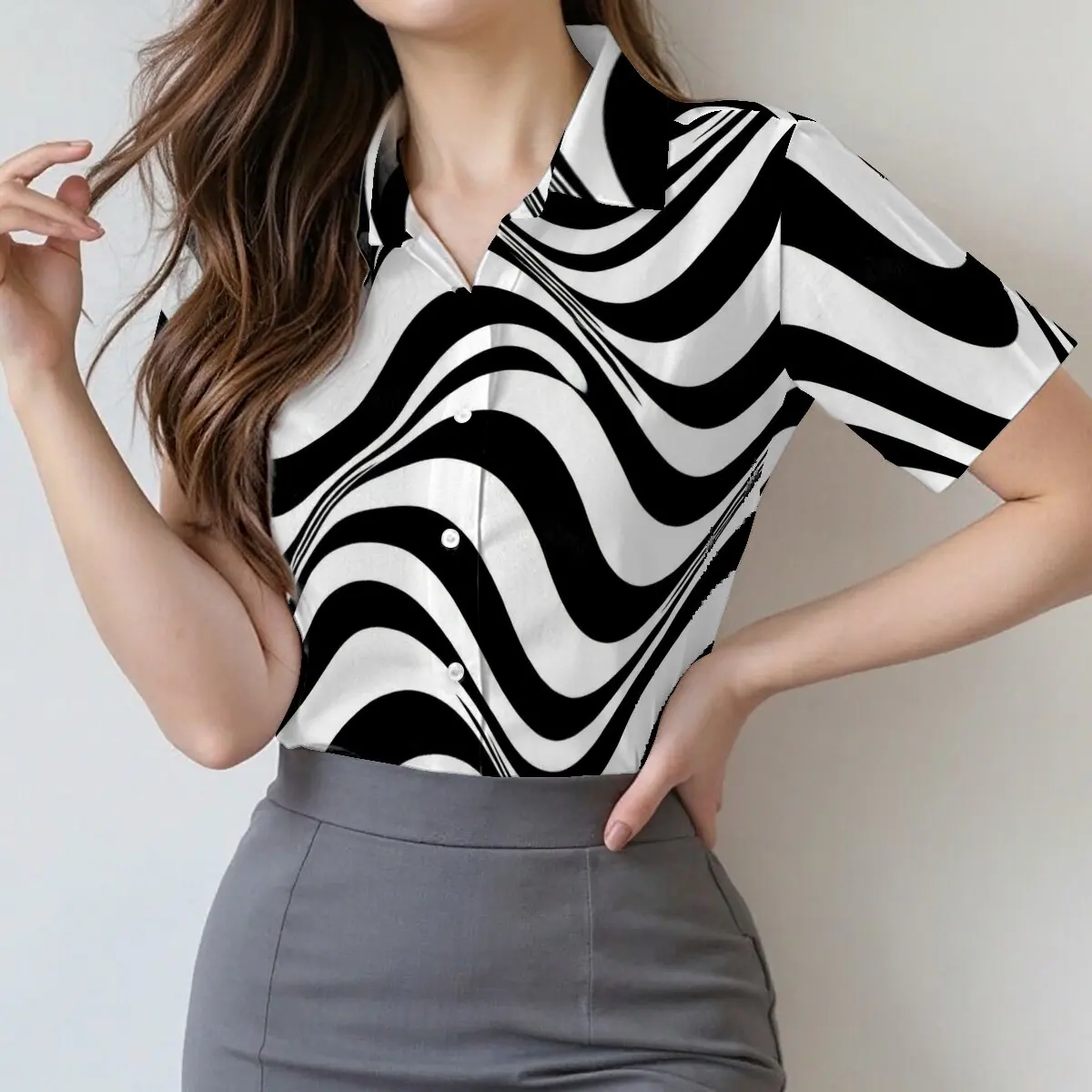 

Летняя женская рубашка с коротким рукавом • Черно-белый волнообразный узор • Модная и динамичная, универсальная для поездок на работу и повседневных прогулок