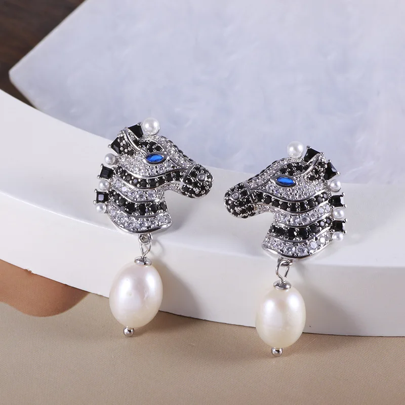 

Personalized Three-Dimensional Zebra Scythe Chariot Inlaid Freshwater Pearl Zircon Black and White Striped Earrings