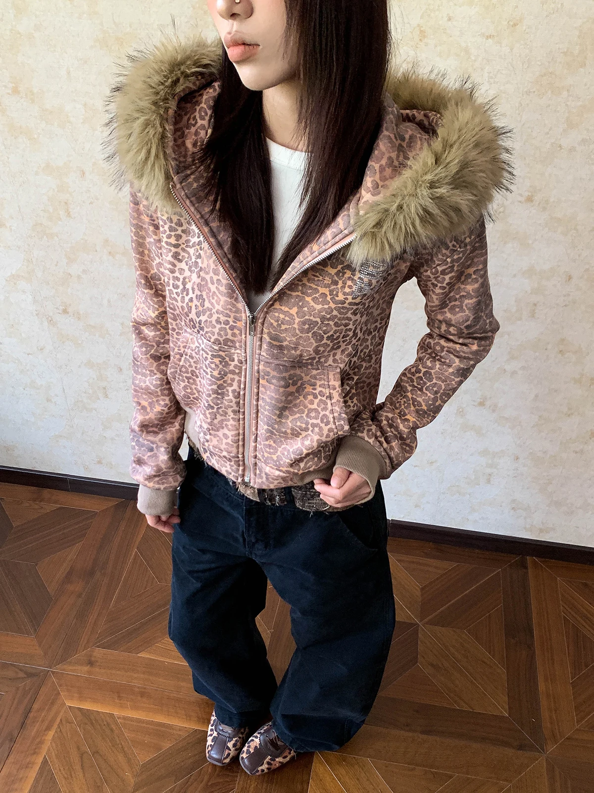 

Женская зимняя толстовка-кардиган Aket в американском ретро-стиле с леопардовым принтом и стразами, модная уличная верхняя одежда для стройности