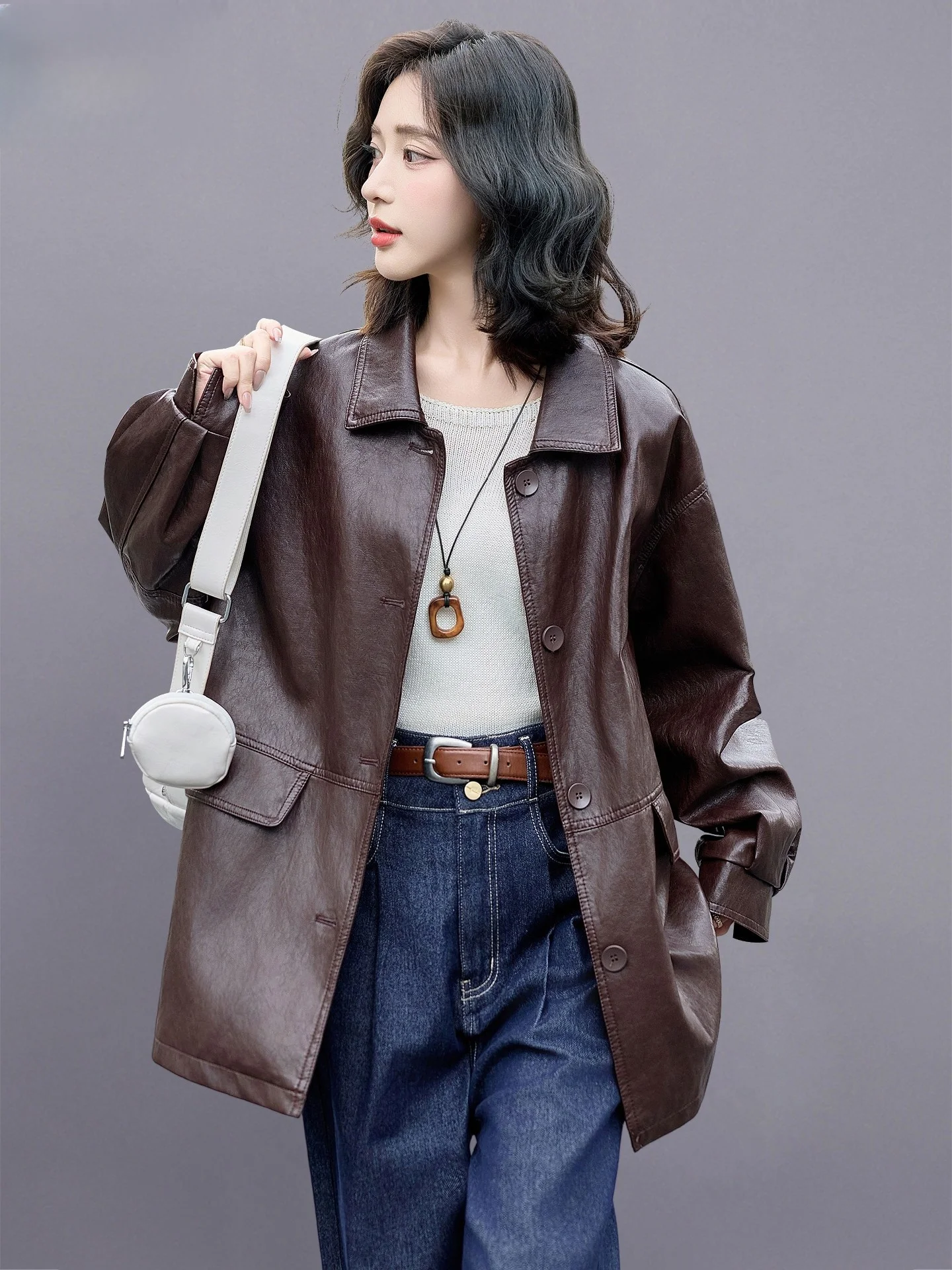 เสื้อโค้ทวินเทจสไตล์เกาหลีทรงหลวมแบบลำลองสำหรับผู้หญิง ทำจากหนัง PU ความยาวปานกลาง ตกแต่งกระดุม เหมาะสำหรับใส่ไปทำงาน แขนยาว