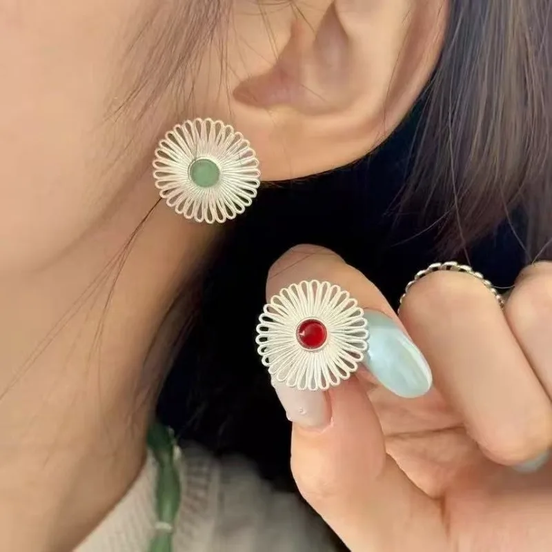 

Korean Version of Fresh and Simple Small Daisy Flower Stud Earrings Women's Small and Delicate Pearl Earrings Earrings