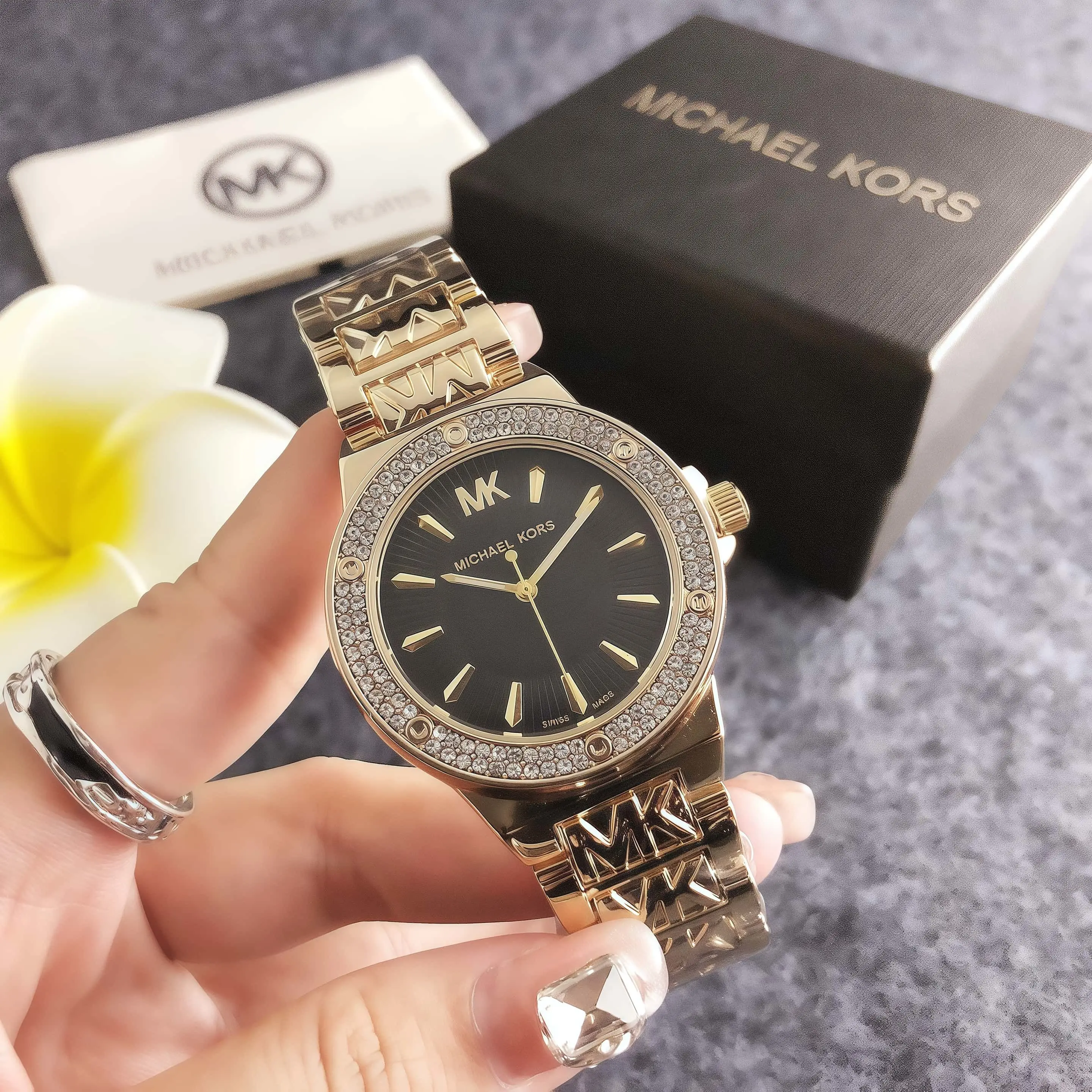 Brandneue Michael Kors Luxus-Damenuhr, zifferblatt mit Diamantakzenten, Quarzwerk, lässiger Business-Stil, Material aus Legierung.