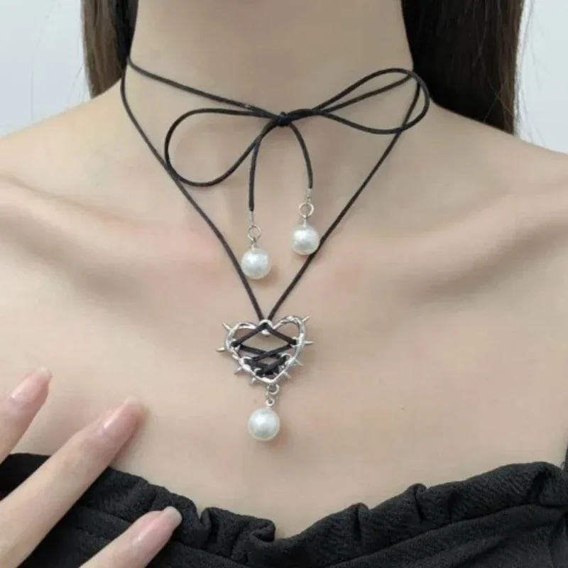 Gothic Punk Love Heart Thorns Wrapped Around Wax Thread Faux Pearl Pendant Love Necklace Valentine's Day Gift Autumn Y2K Style