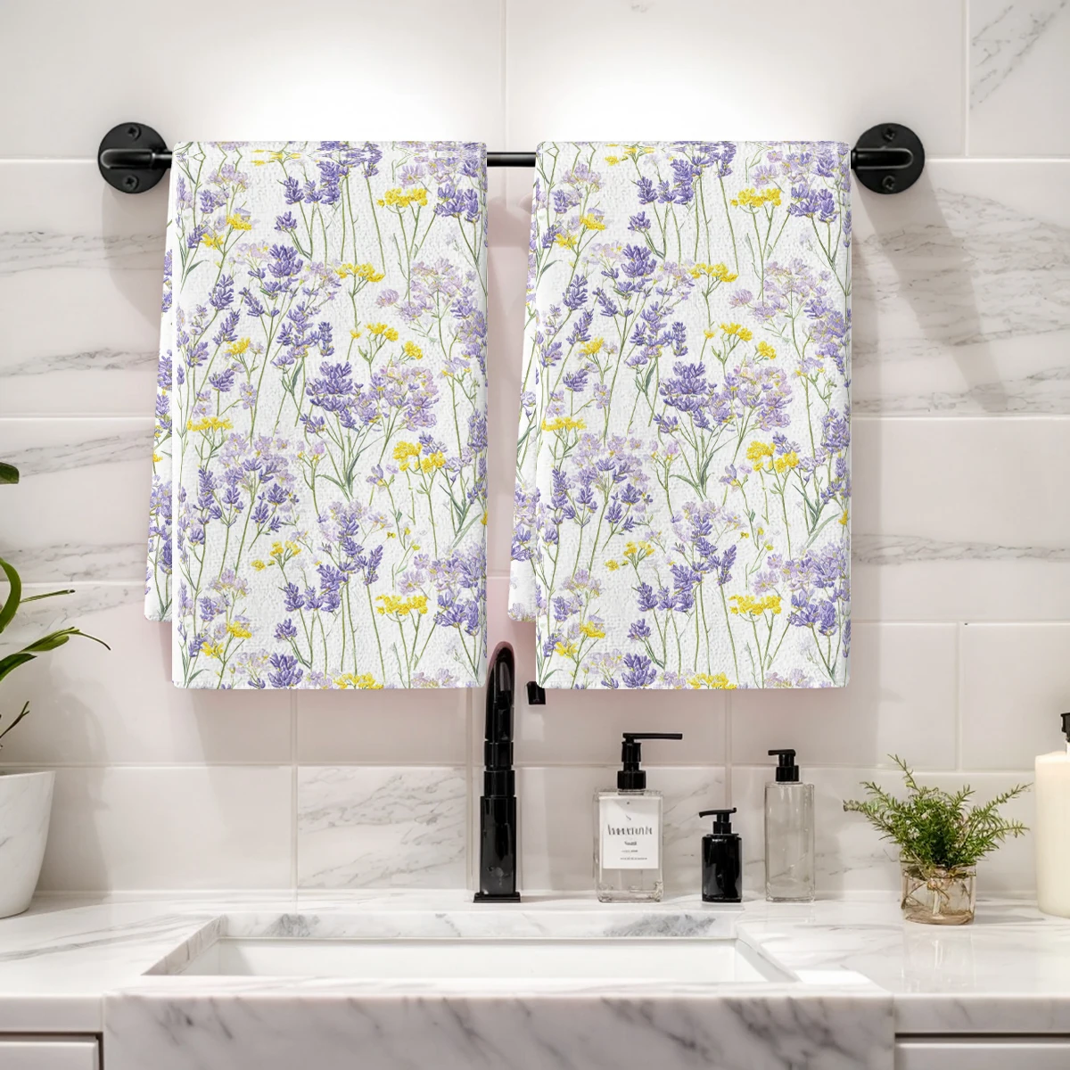 

Стильное кухонное полотенце из полиэстера с цветочным узором, устойчивое к выцветанию и пригодное для машинной стирки.