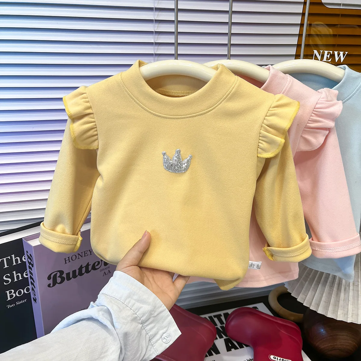 Herbstliches, süßes, einfarbiges Mädchen-Oberteil mit Herzmuster, warmes, gerüschtes Langarm-T-Shirt für Kinder, ideal für den täglichen Gebrauch, Kinderkleidung, Hemd. – Detail 3