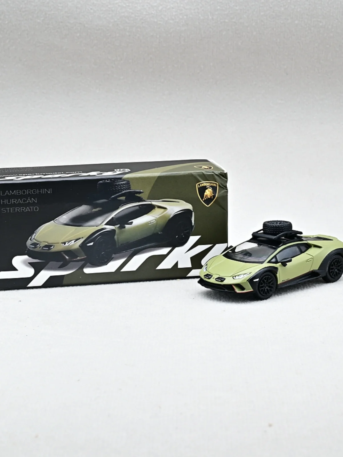 

Модель машины Sparky 1/64 из сплава под давлением huracan sterrato