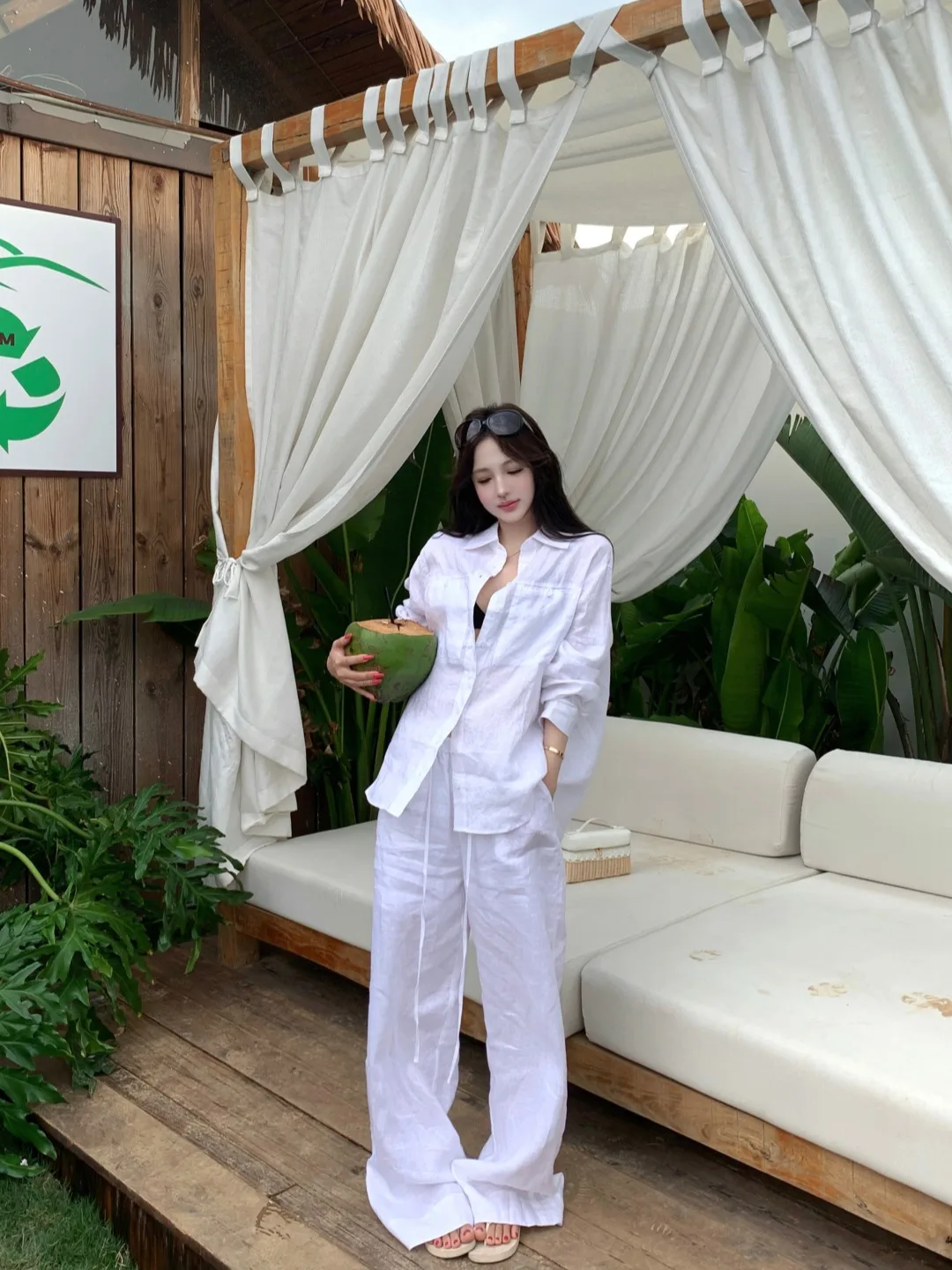 

Элегантный белый комплект из рубашки с длинным рукавом и повседневных брюк для женщин: модный ансамбль в стиле Old Money для весеннего сезона