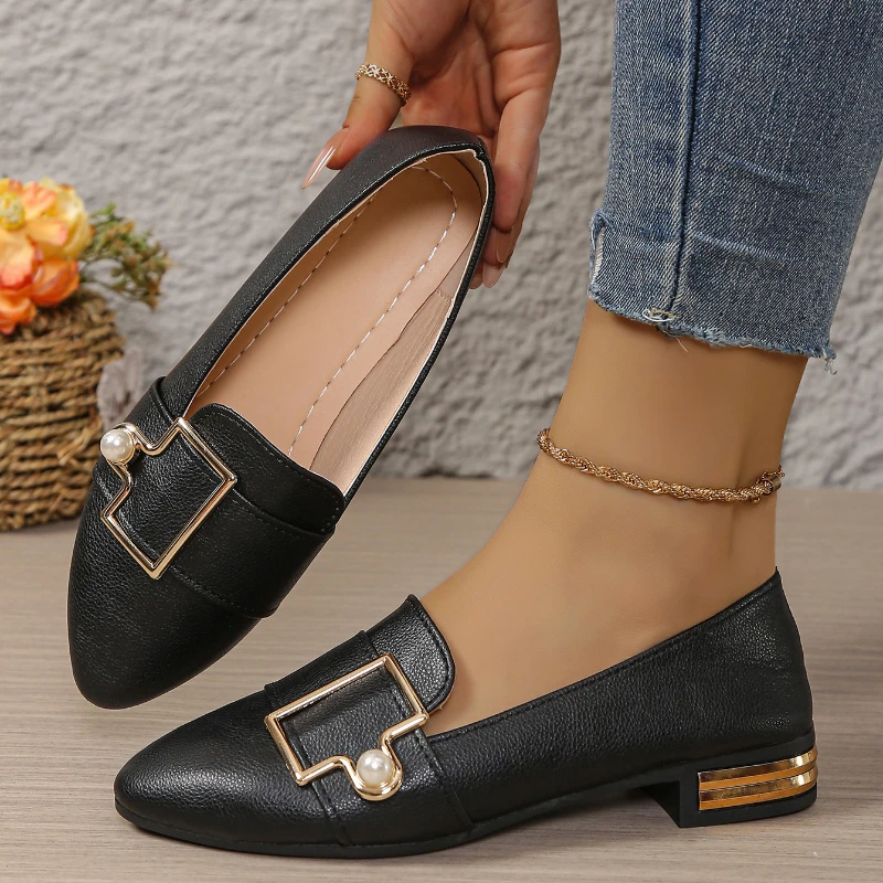 أحذية نسائية مسطحة مريحة غير رسمية 2025 لربيع وصيف جديدة للاستخدام الخارجي سهلة الارتداء أحذية رياضية خفيفة الوزن مدببة كسول للنساء