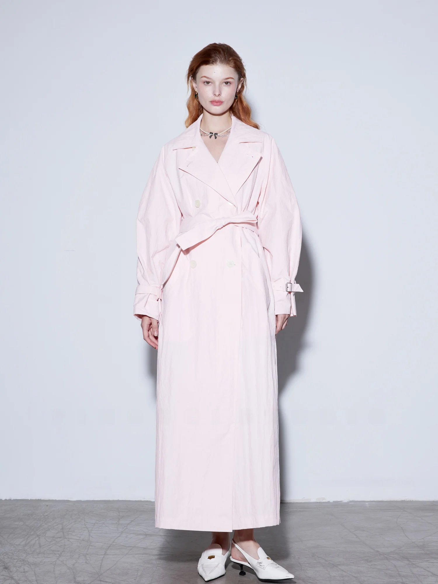 

Ткань Finocci Long из льна и хлопка с эффектом бумаги, слегка мятая, текстурированная, деконструированного плиссированного силуэта, высококачественная, свободного кроя.