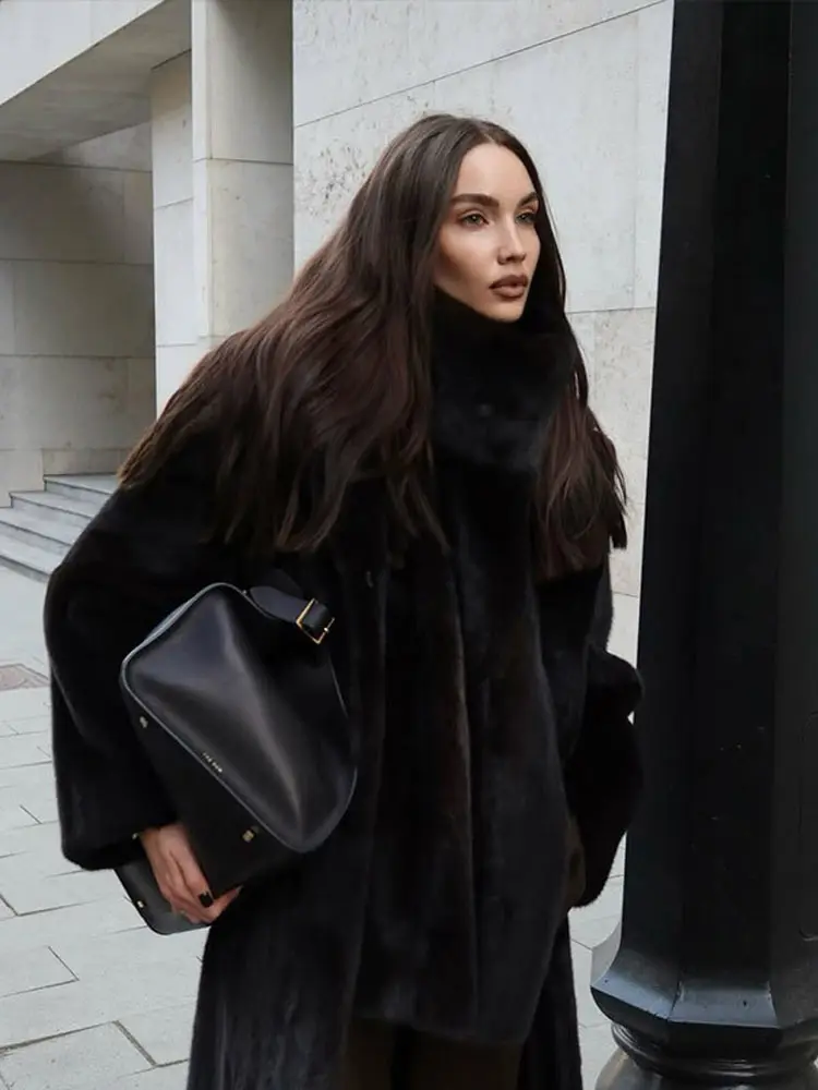 سترة نسائية أنيقة ذات ياقة مدورة من الفرو سترات مريحة منفوشة بدون أكمام متطابقة تمامًا للسيدات لخريف وشتاء 2025 طبقات عصرية للسيدات