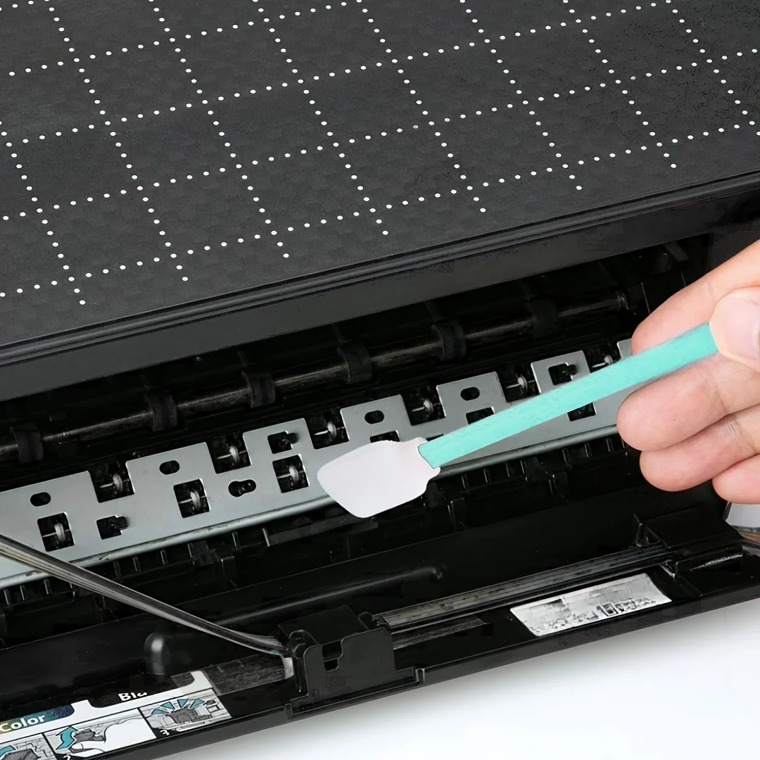 プリント、光学機器、カメラ、工芸品、車のディテーリング用の、ふわふわしない繊維チップとプラスチックハンドルを備えた精密洗浄綿棒