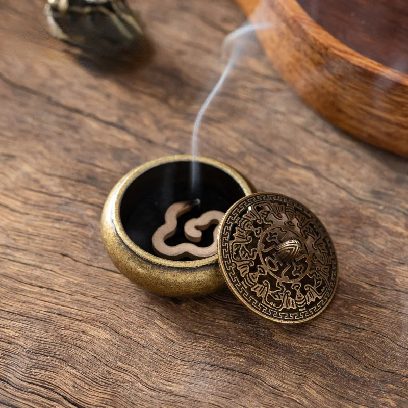 Retro Incense Burner Hollow Carving Brass Incense Holder With Cover Sandalwood Burner Antique Ornaments Home Decorations