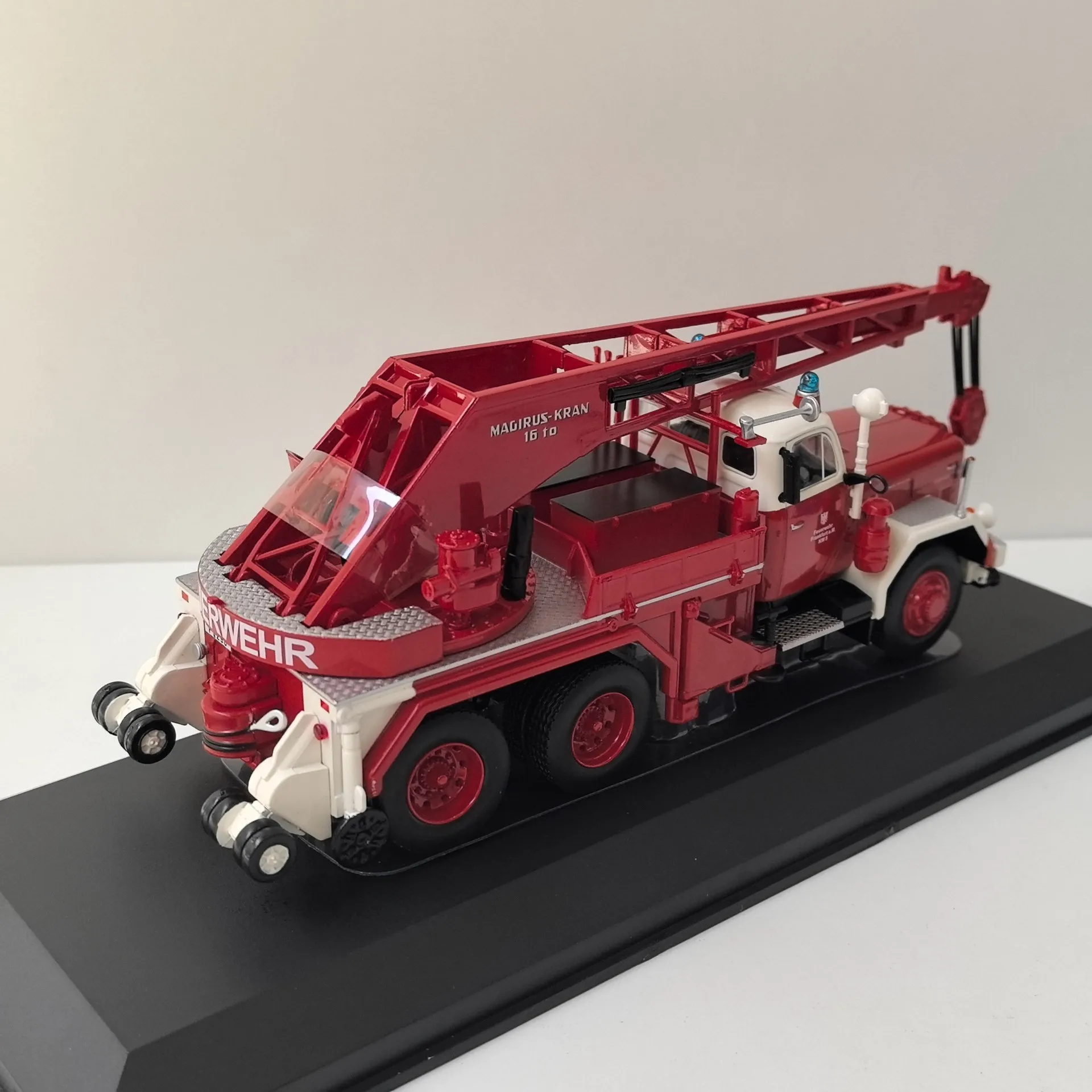 Caja agrietada Diecast IXO 1/43 escala MAGIRUS DEUTZ URANUS KW 16 motor de bomberos coche en miniatura de aleación juguete coleccionable regalo exhibición de recuerdo