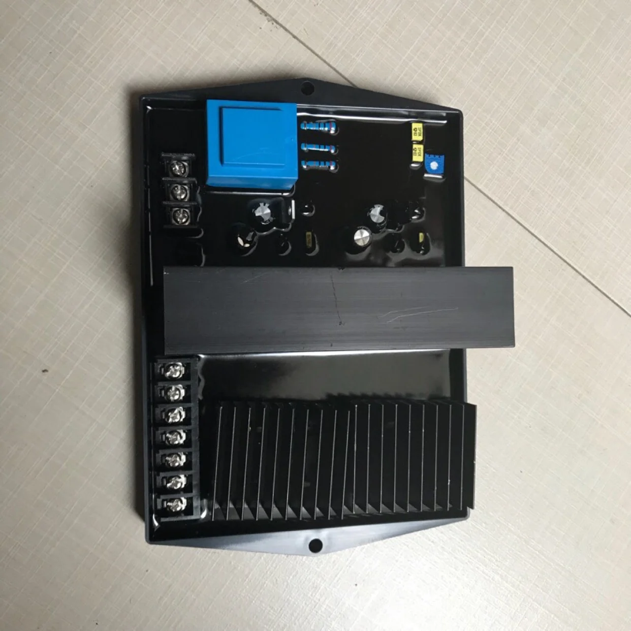 Replacing Hangwei Three-phase Generator Voltage Regulator Box Voltage Regulator AVR Shaft with 50 KW