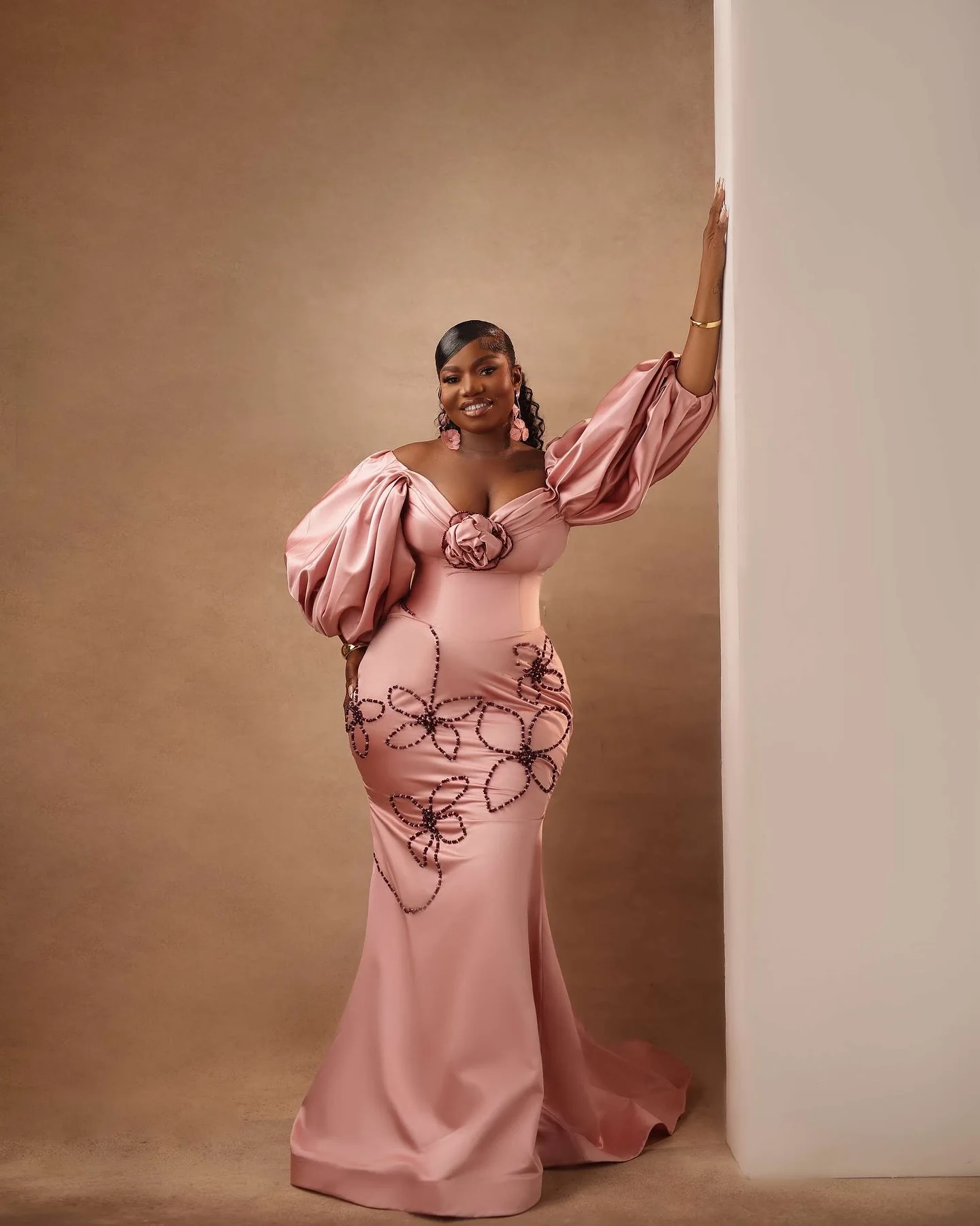 Eleganckie Różowe Sukienki Aso Ebi na Bal Maturalny Plus Size Afrykańska Sukienka Urodzinowa Bufiaste Rękawy Koralikowe Kwiaty Sukienka na Przyjęcie Weselne Suknia Wieczorowa