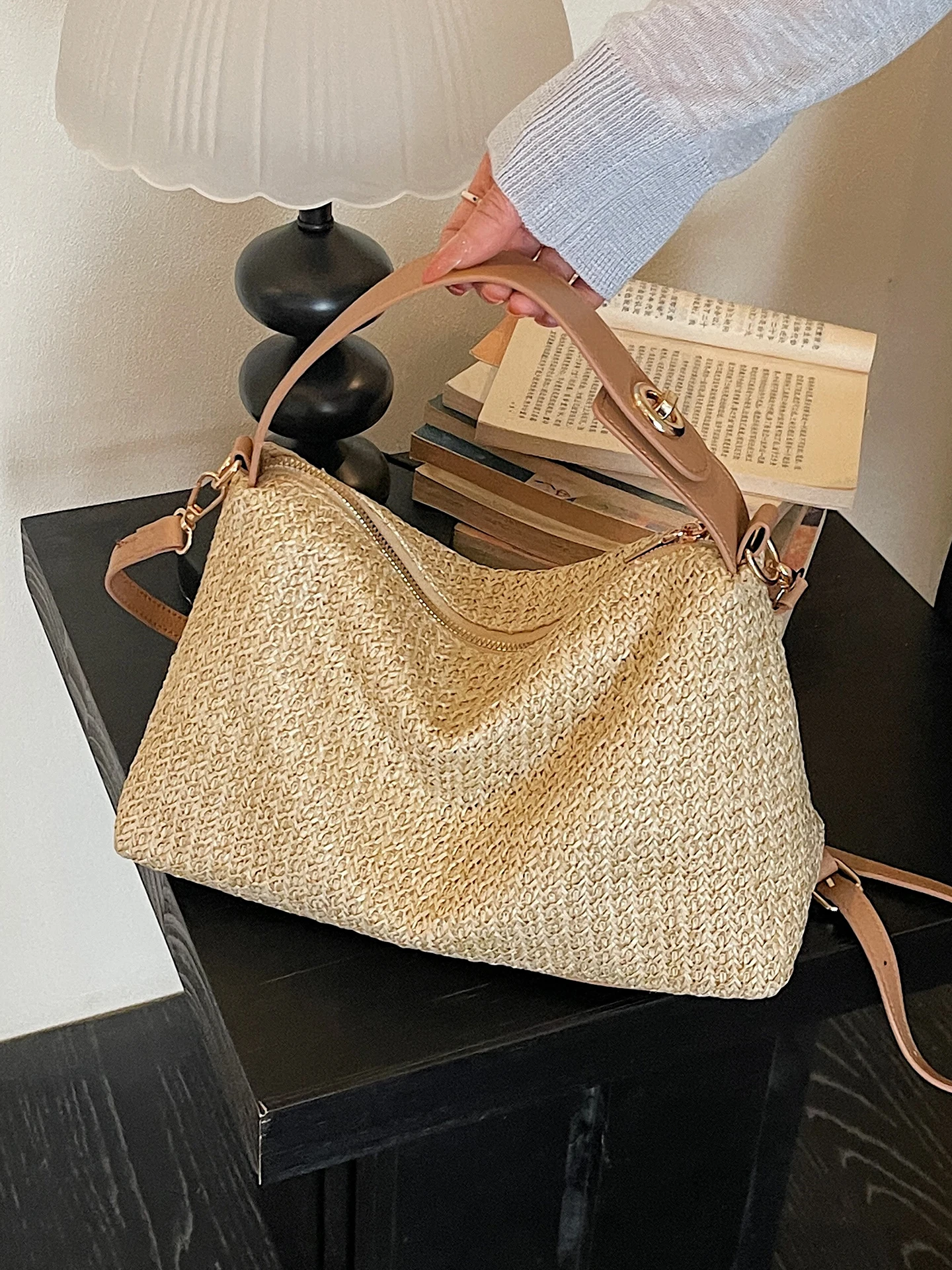 

Summer Handheld Women's Bag 2026 New Fashion Handwoven Beach Bag Single Shoulder Slant Cross Grass Weaving Bag Vacation Style
