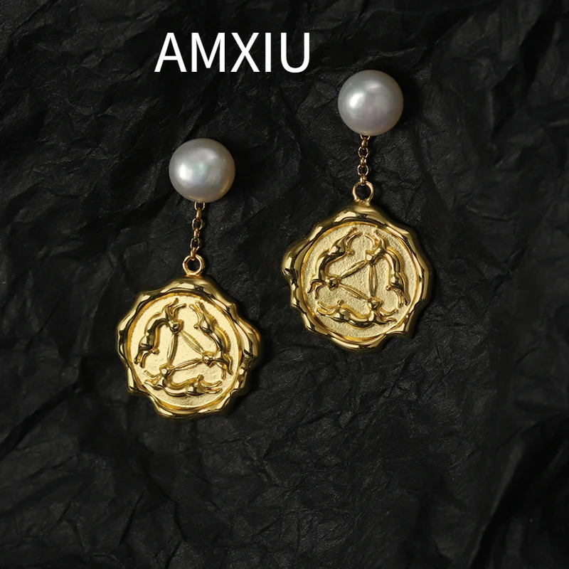 amxiuオリジナル。ウサギをモチーフにした、神秘的な三匹のウサギが共に耳をつむっているデザインのコイン型ピアス。銅合金製で、封印模様が施されたスタッドピアス。