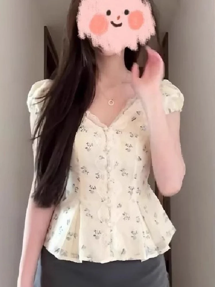 

Женская блузка с цветочным принтом, рукавами-фонариками и V-образным вырезом, в праздничном стиле, с кружевной отделкой, приталенная, с коротким рукавом, во французском стиле