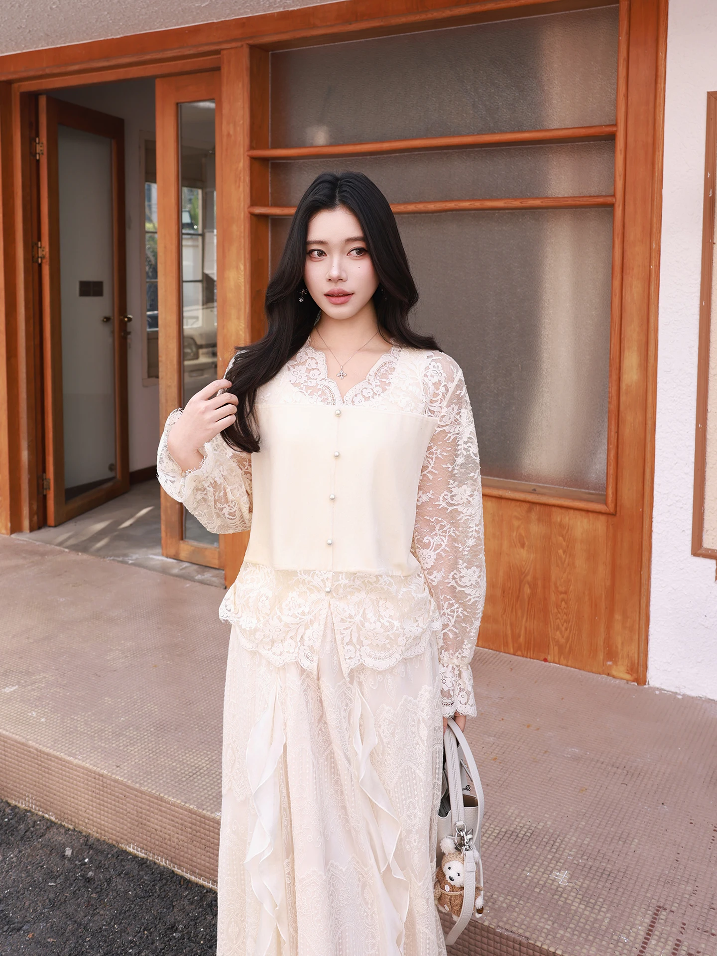 

Модная вышитая рельефная рубашка из дышащей ткани, утягивающая, для ношения под одеждой, весенняя новинка, французский стиль, свободный крой, из нейлоновой ткани, длинная...