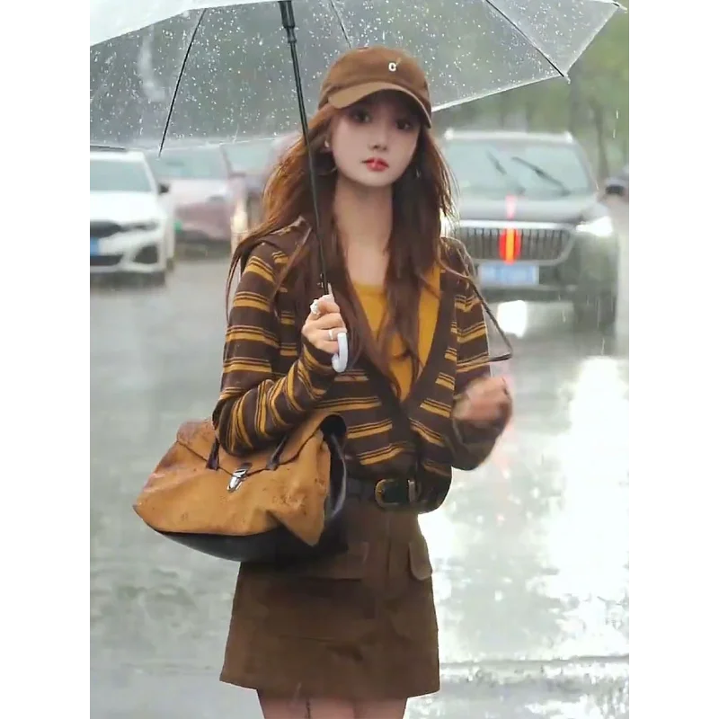 

Корейская версия женского свитера с капюшоном в контрастную полоску и тонким повседневным топом из двух частей