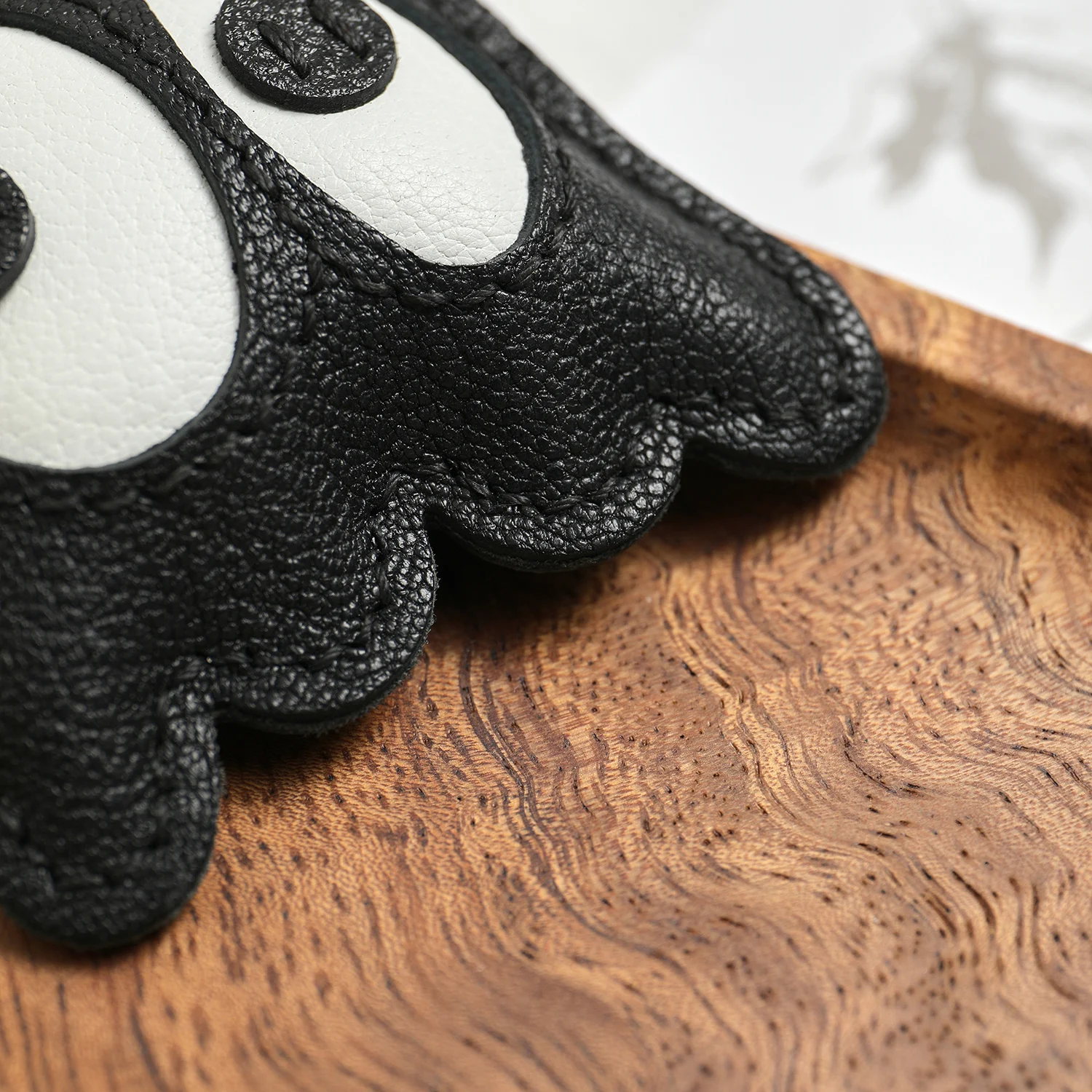 Handgefertigter Leder-Geister-Taschenanhänger mit lustigen großen Augen – weicher Hängegurt als Accessoire für Canvas-Tragetaschen, Handtaschen und Autoschlüssel – Detail 4
