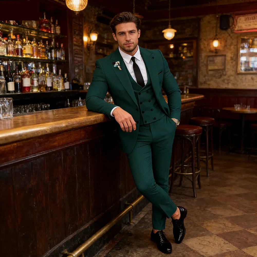 

Мужской костюм-тройка: пиджак с острыми лацканами, двубортный жилет и брюки для свадьбы и деловых мероприятий