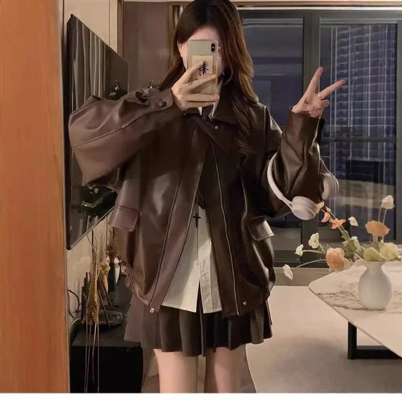 เสื้อแจ็คเก็ตผู้หญิงสีดำสไตล์เรโทร ทำจากหนัง PU สำหรับคู่รัก ใส่สบายๆ ในฤดูใบไม้ร่วง แฟชั่นเสื้อผ้าผู้หญิง แขนยาว อุ่น มีกระเป๋าต่อผ้า ดีไซน์ใหม่