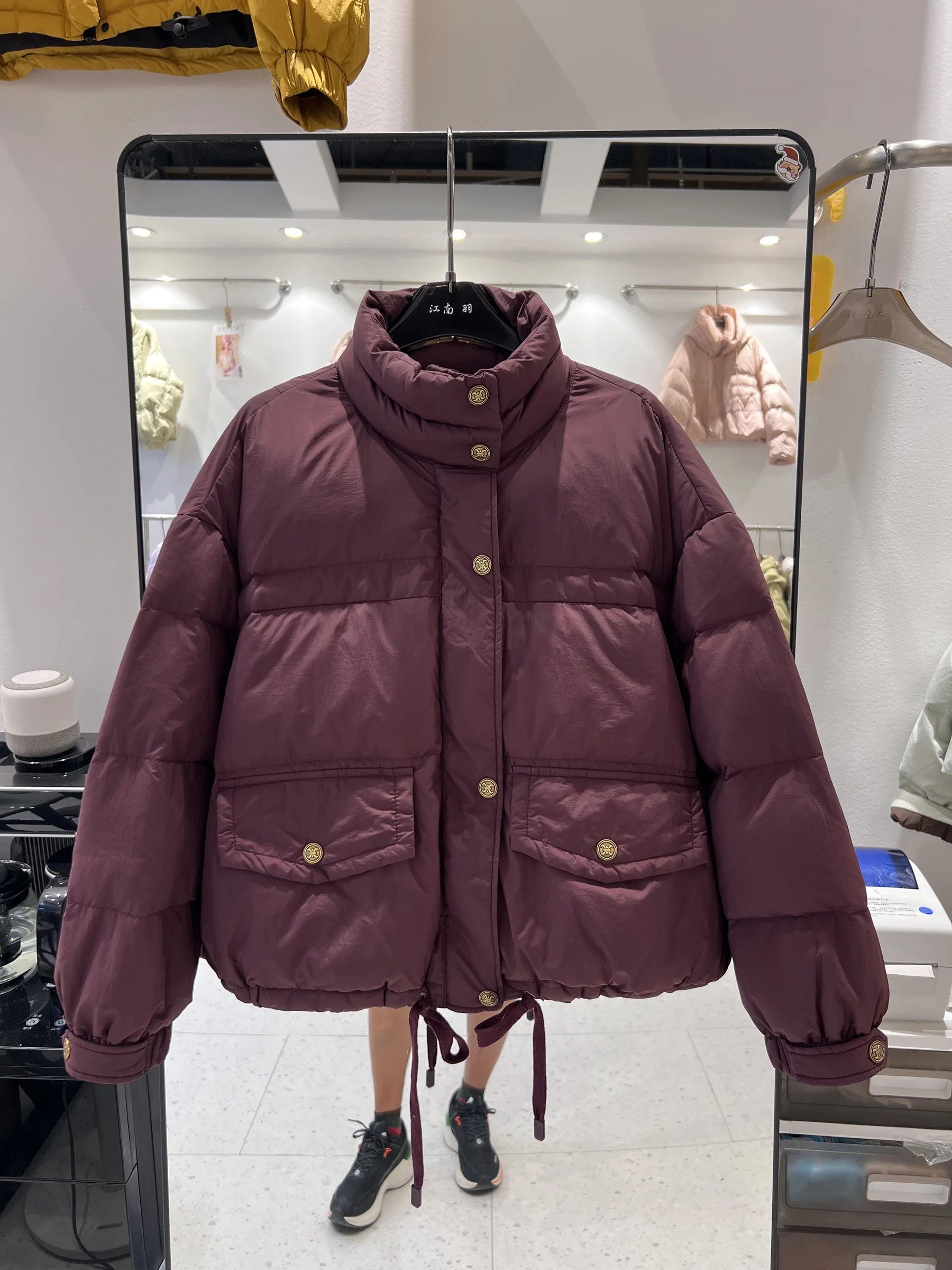 เสื้อแจ็คเก็ตพัฟเฟอร์ผู้หญิง รุ่นใหม่ ปี 2025 สไตล์เกาหลี คอตั้ง กระดุมทองเล็ก สีขาว บุขนเป็ด อุ่น ทันสมัย