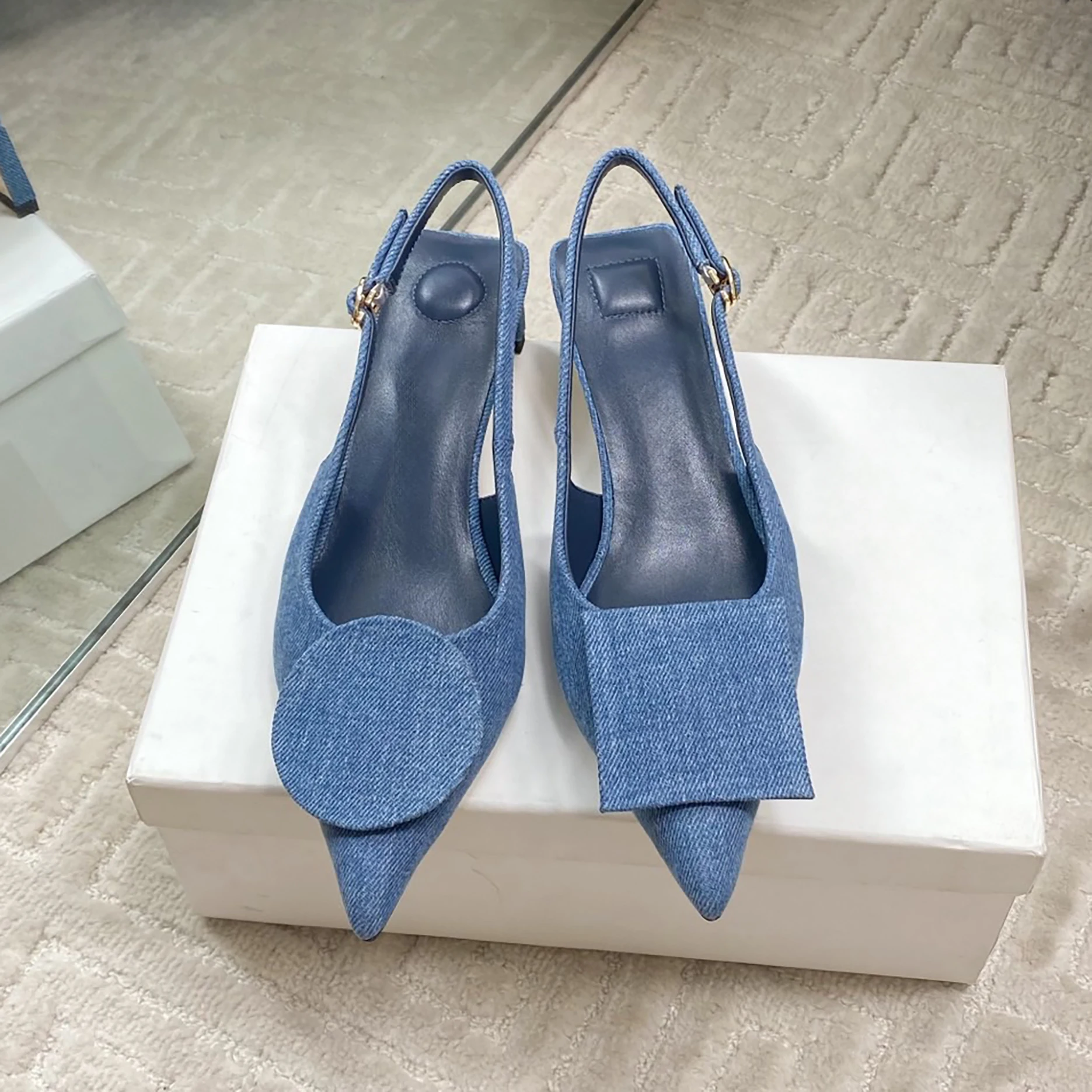 

Новые кожаные туфли-лодочки с острым носком на низком каблуке с пряжкой в виде утки, из овчины, синий деним, коллекция Весна 2026, Франция