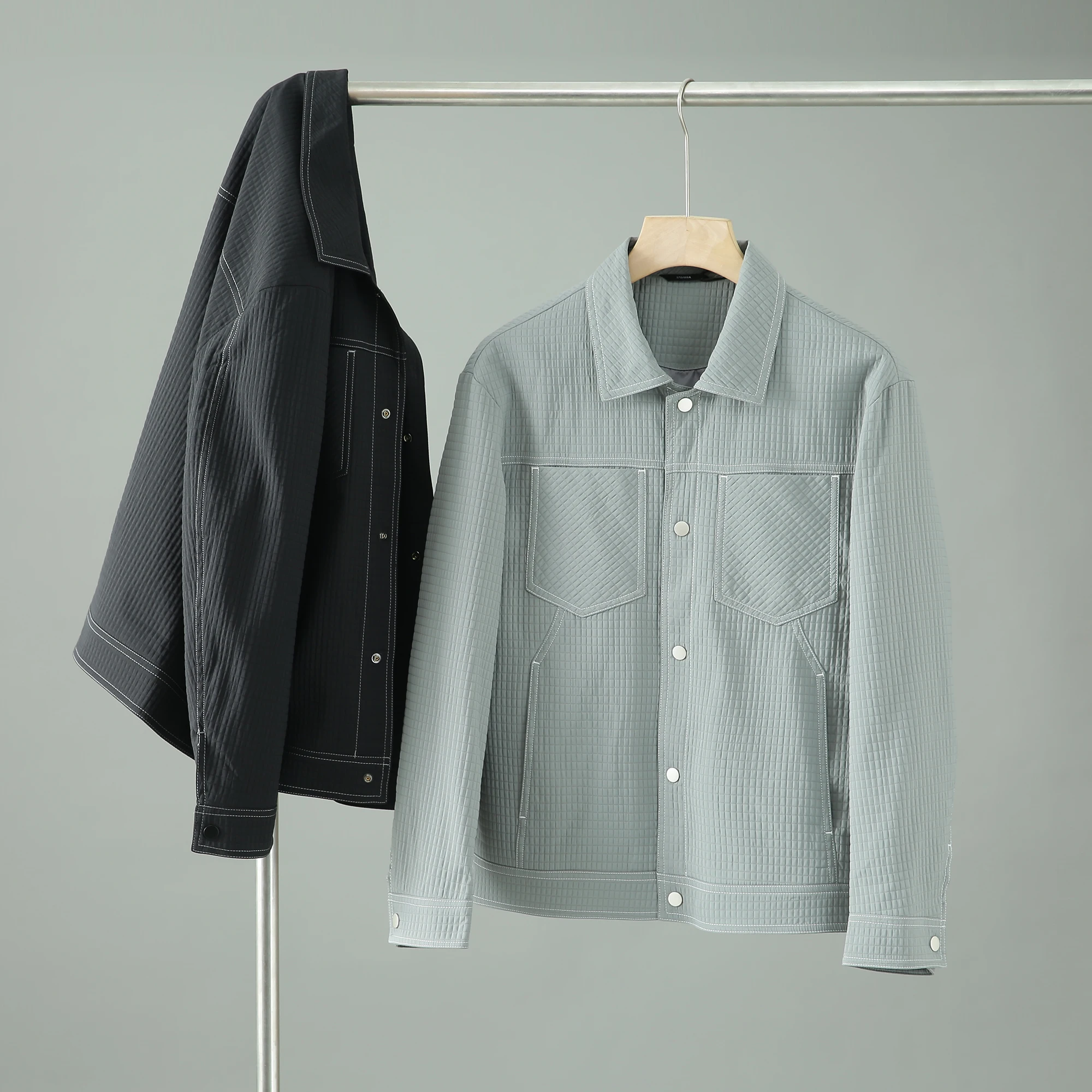 

Мужская модная городская рабочая куртка приталенного кроя из ветрозащитной дышащей ткани в клетку с длинными рукавами и застежкой на пуговицах