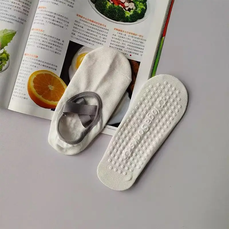 Professionelle Yoga-Socken für Damen, rutschfest, für Pilates und Indoor-Übungen, mit Kreuzriemen für Frühling und Sommer, für Bodenübungen. – Detail 12