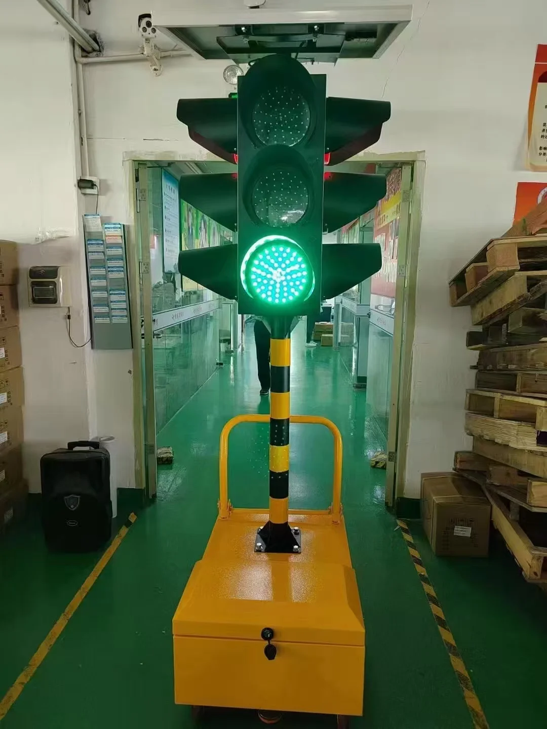 CadSolar CS-SW-409M-1A Solar 4-Side Traffic Signal Light 300mm 95 LEDs For Temporary Intersection