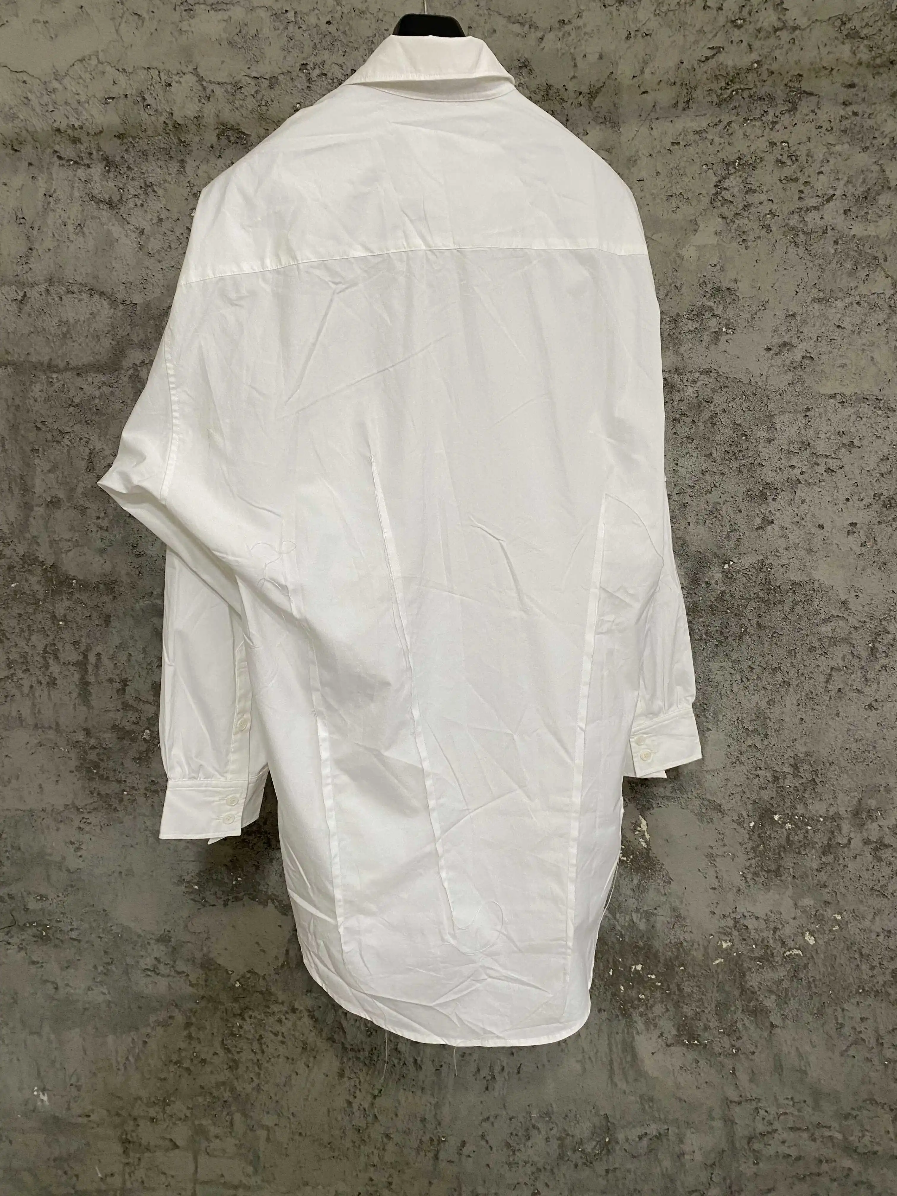 This shirt features a pure cotton collar design, an irregular hem, single-breasted buttons and a slit at the back