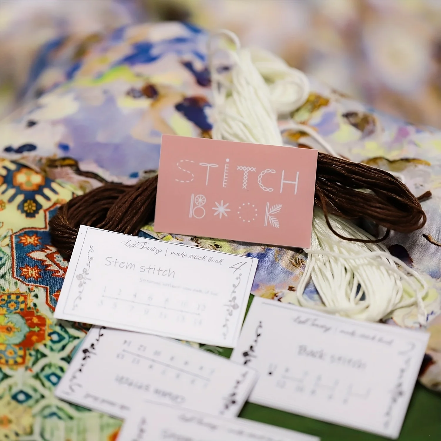 Mini kreatives Nähbuch für Anfänger, Nähfähigkeiten, Kartenhandbücher, handgefertigtes Nähmuster-Set, heben Sie Ihre Nähfähigkeit für die Stickerei an – Detail 6