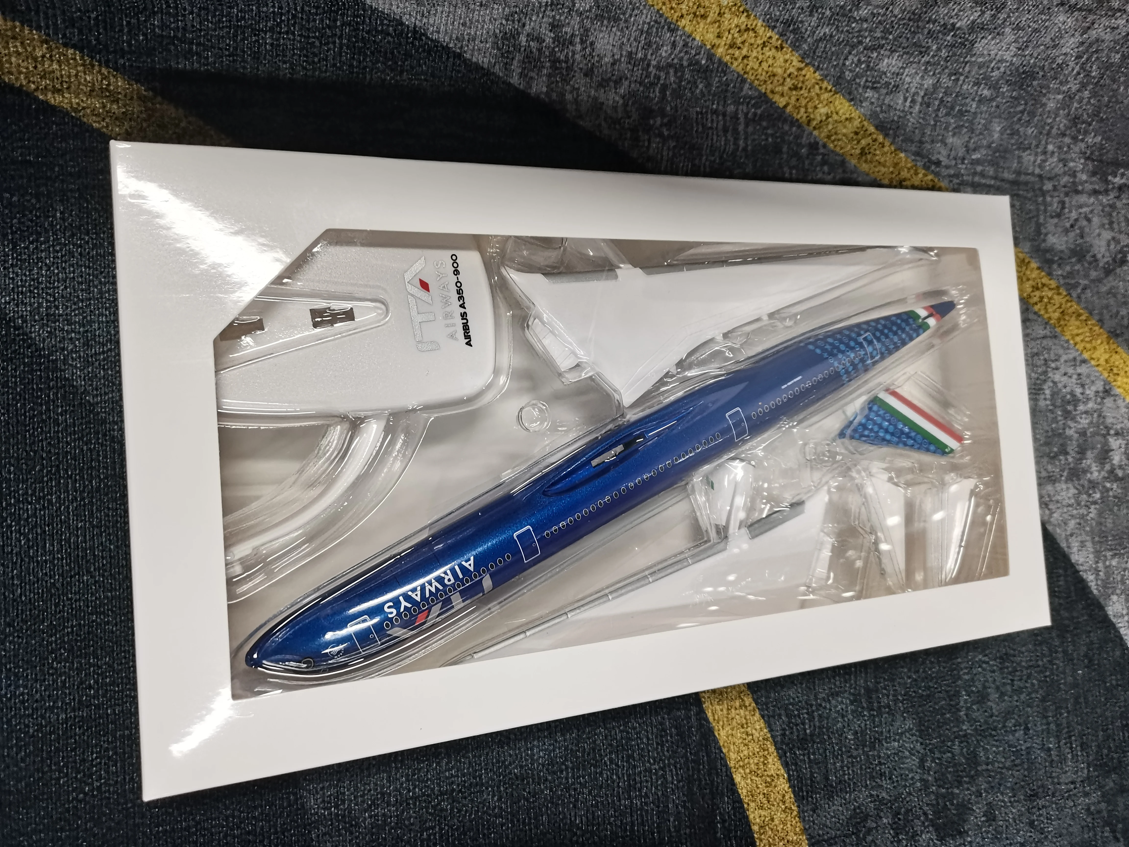 1/200 escala A350-900 itália ita avião de companhia aérea brinquedo plástico abs montagem avião modelo aviões brinquedo para coleção presente por aviati